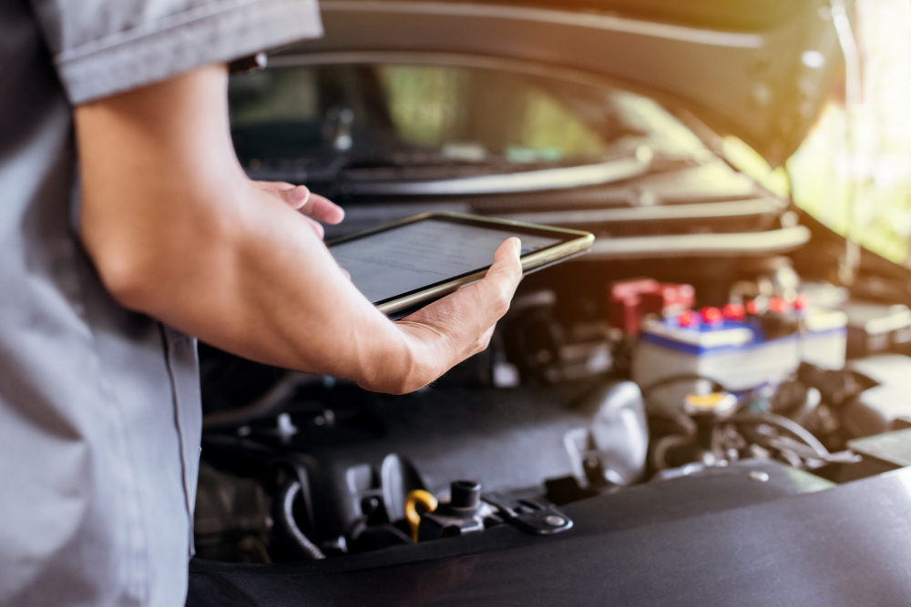 mechanic-uses-tablet-check-engine